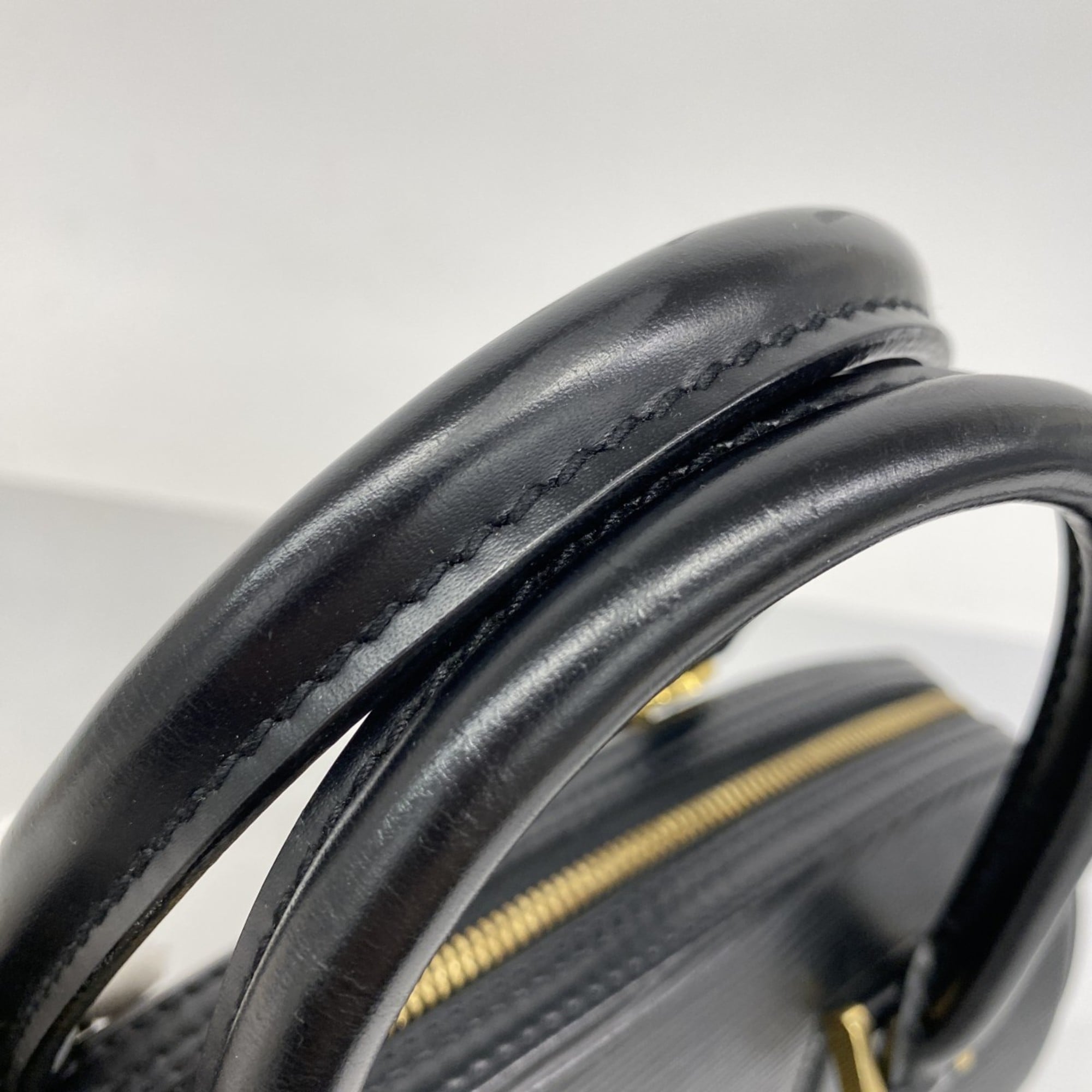 Louis Vuitton Noir Handbag (Pre-Owned)
