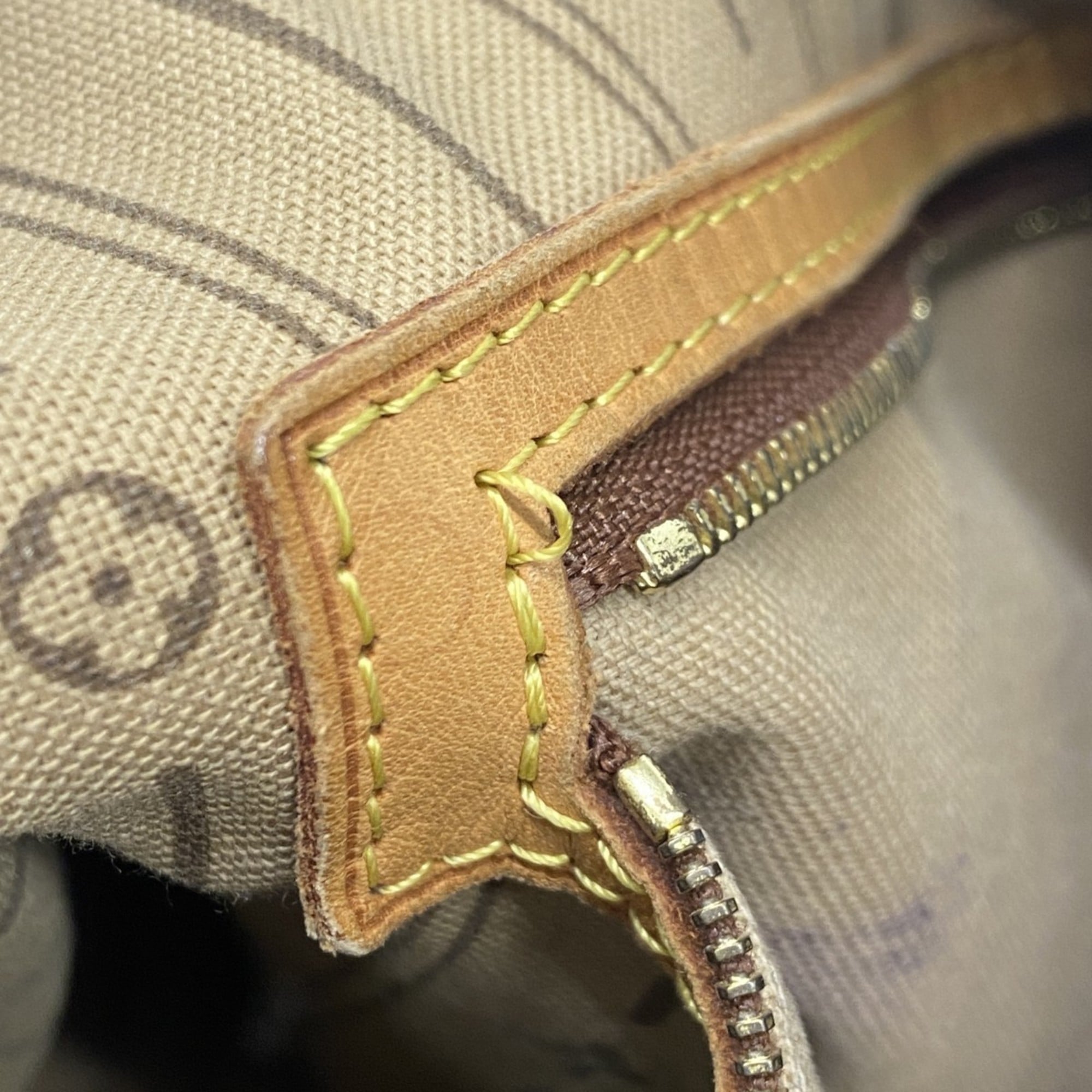 Louis Vuitton Brown Shoulder Bag (Pre-Owned)