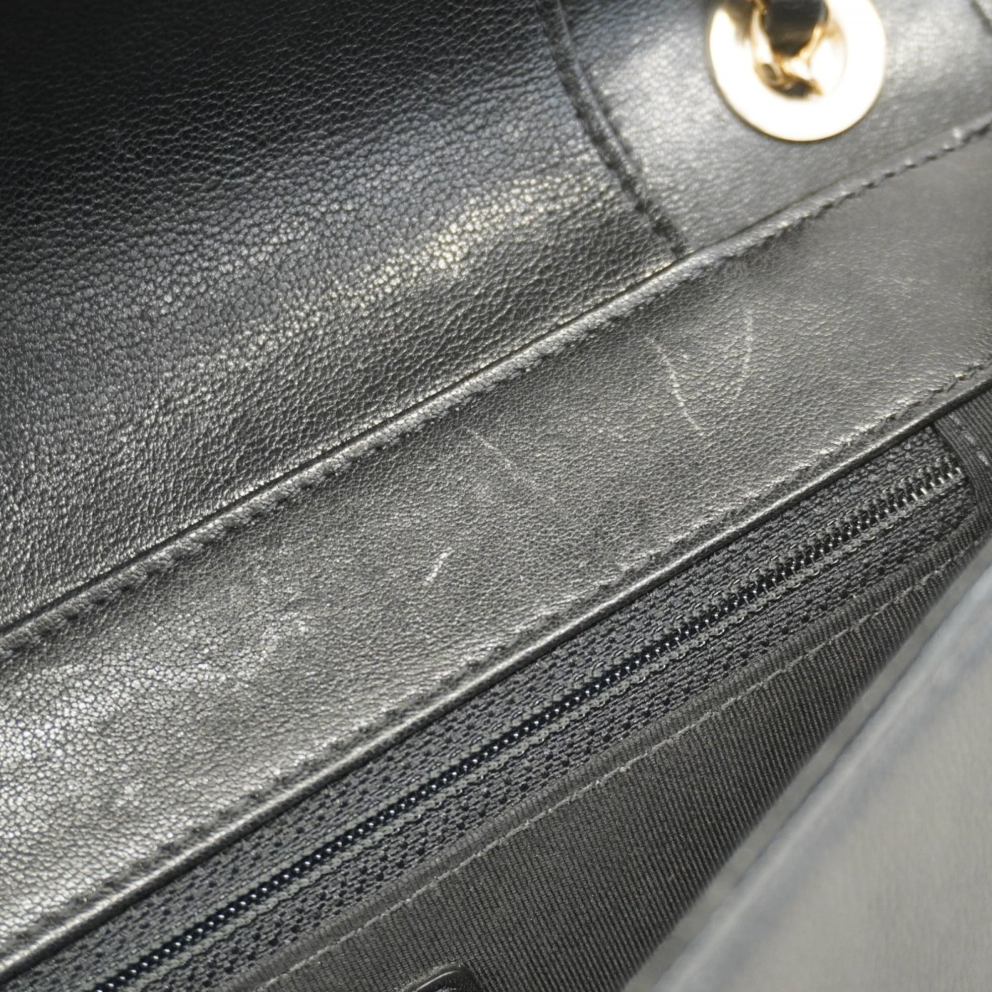 Chanel Black Leather Shoulder Bag (Pre-Owned)