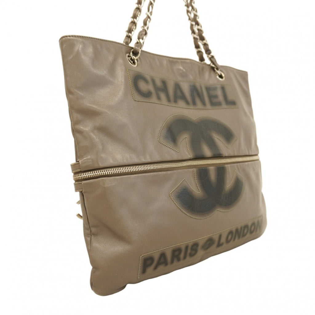 Chanel Gray Leather Shoulder Bag (Pre-Owned)