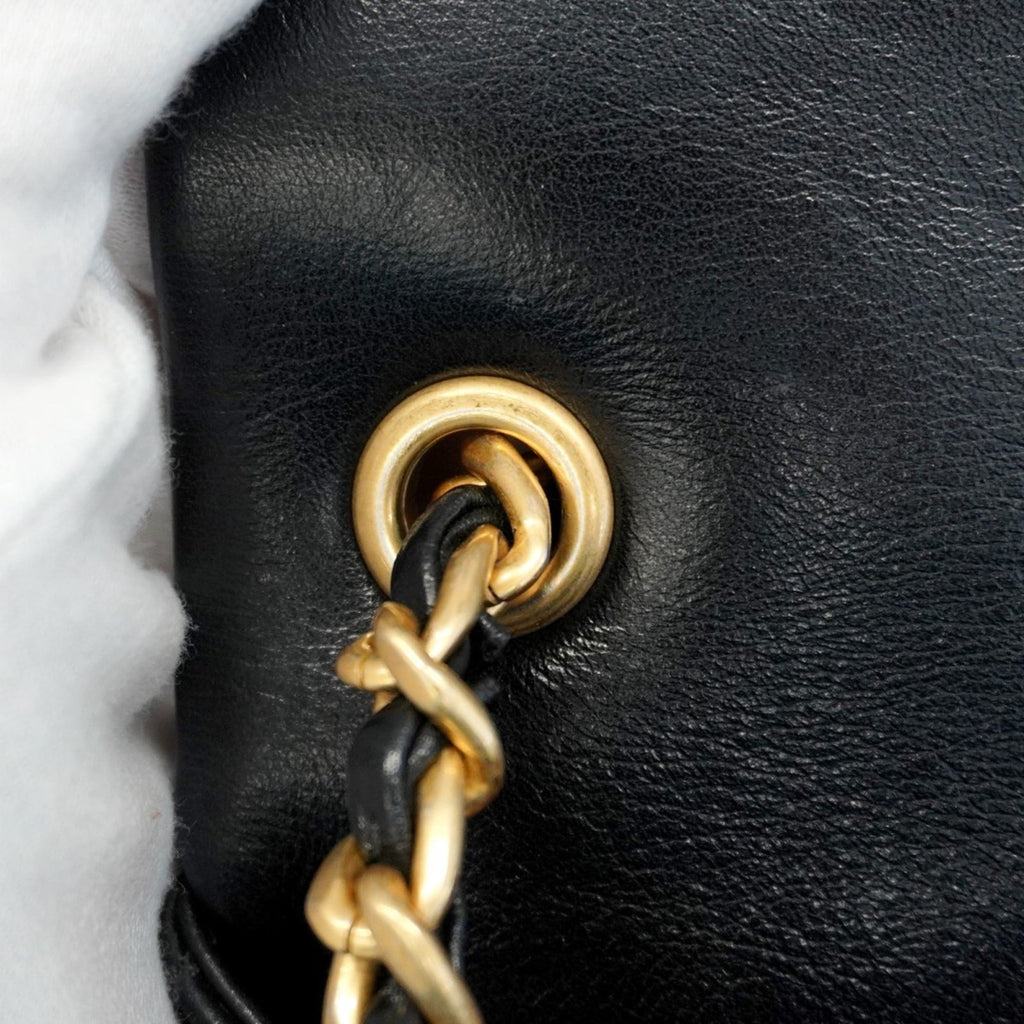 Chanel Black Leather Shoulder Bag (Pre-Owned)