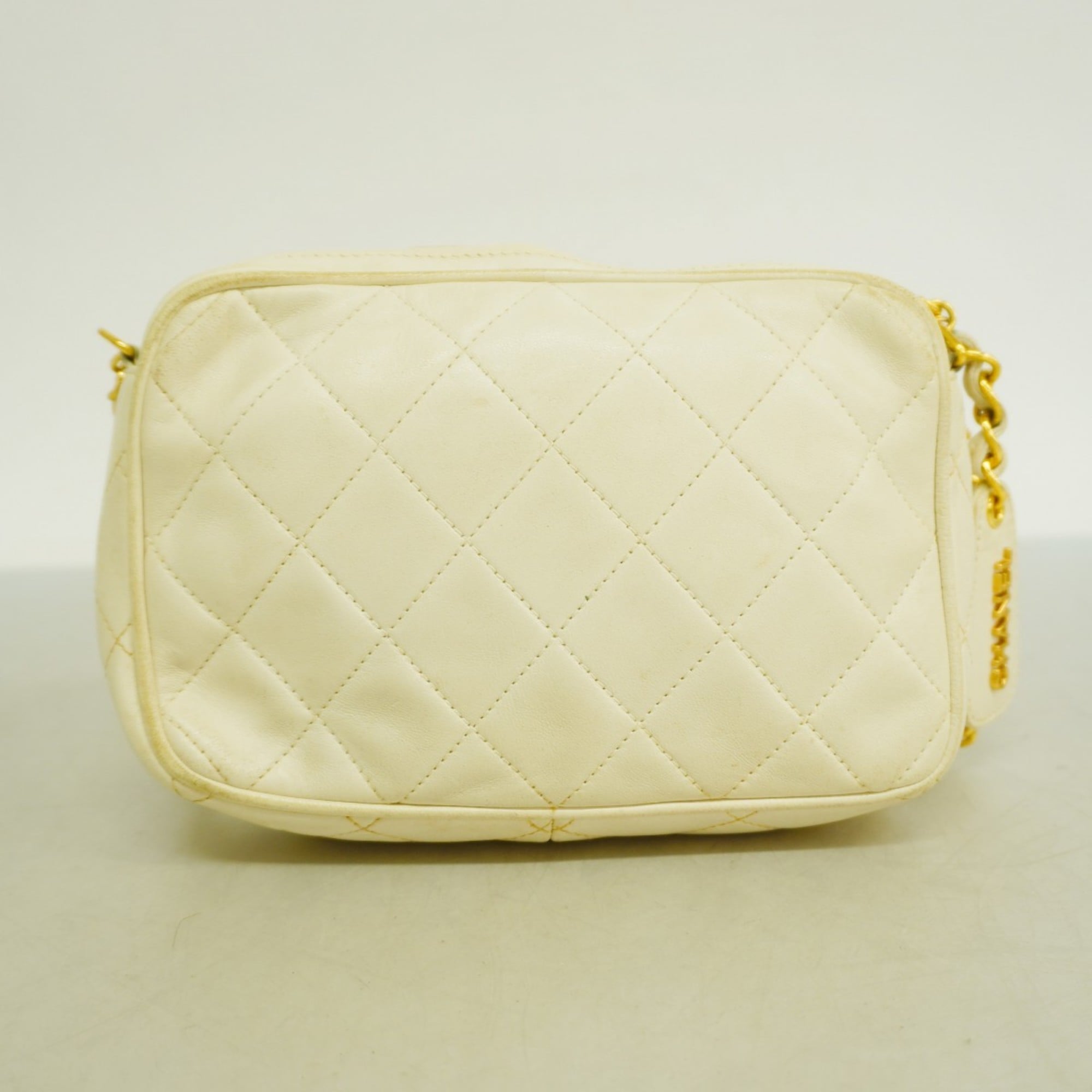 Chanel White Leather Shoulder Bag (Pre-Owned)