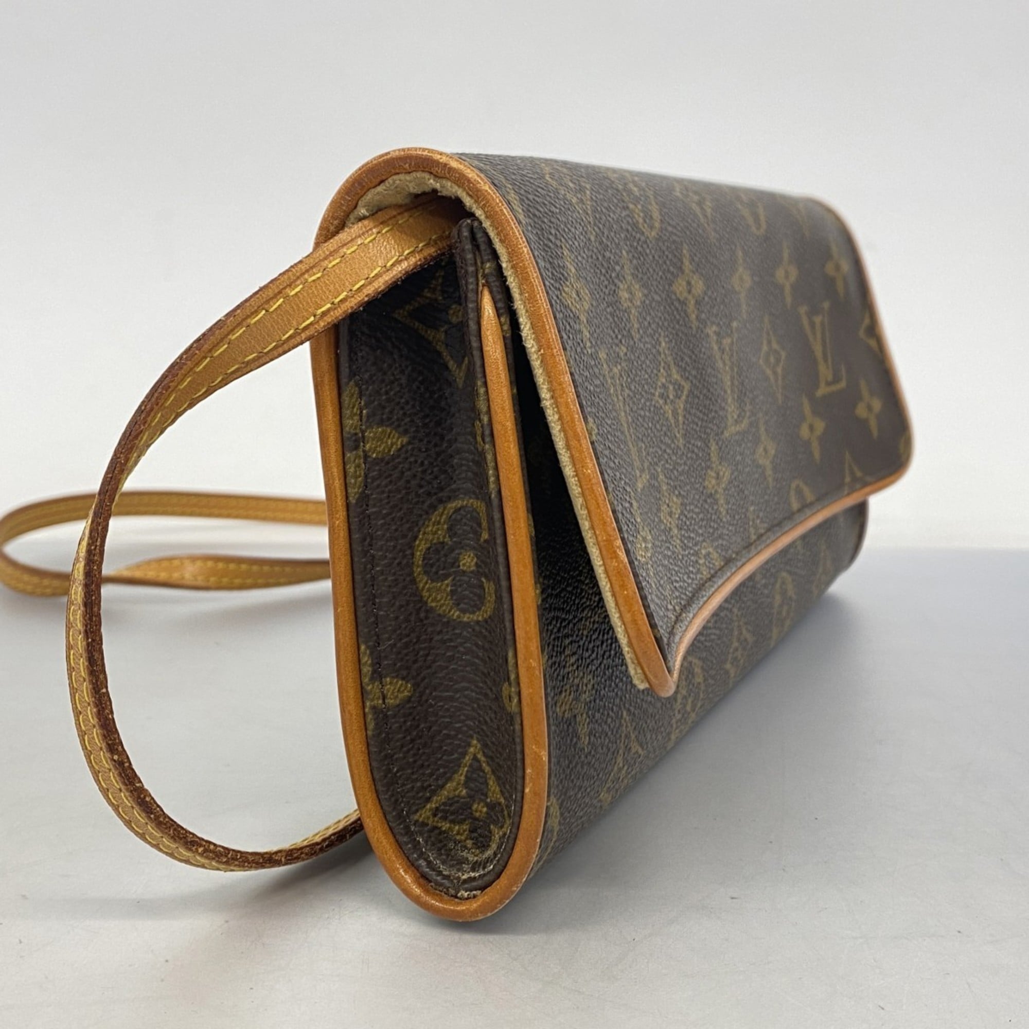 Louis Vuitton Brown Shoulder Bag (Pre-Owned)