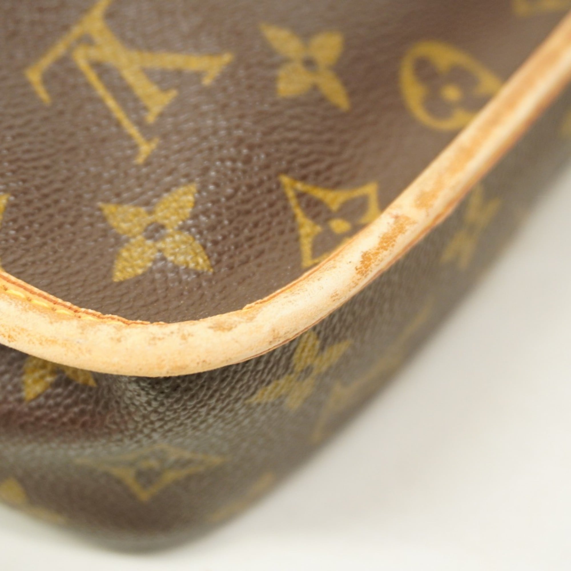 Louis Vuitton Brown Shoulder Bag (Pre-Owned)