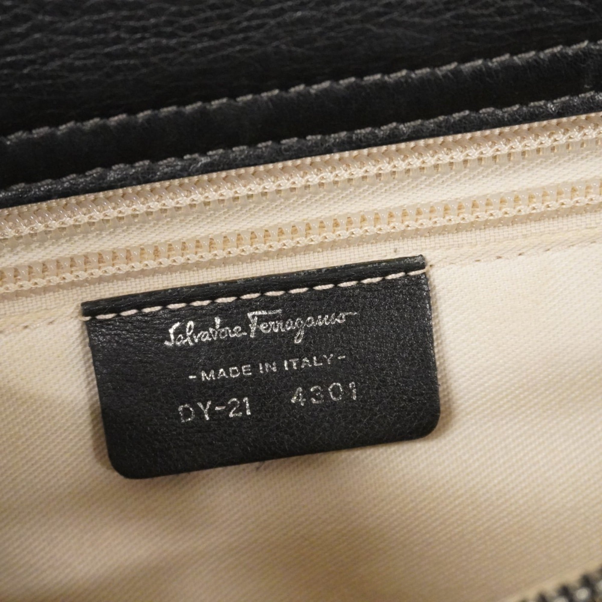 Salvatore Ferragamo Black Leather Handbag (Pre-Owned)