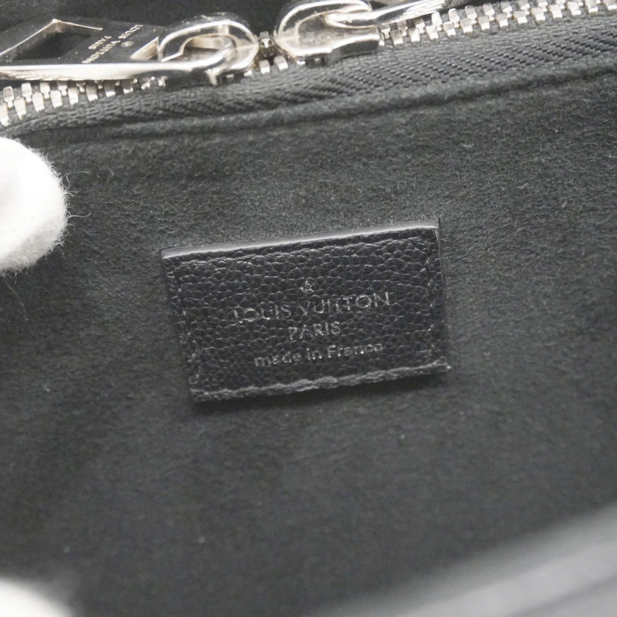 Louis Vuitton Noir Handbag (Pre-Owned)