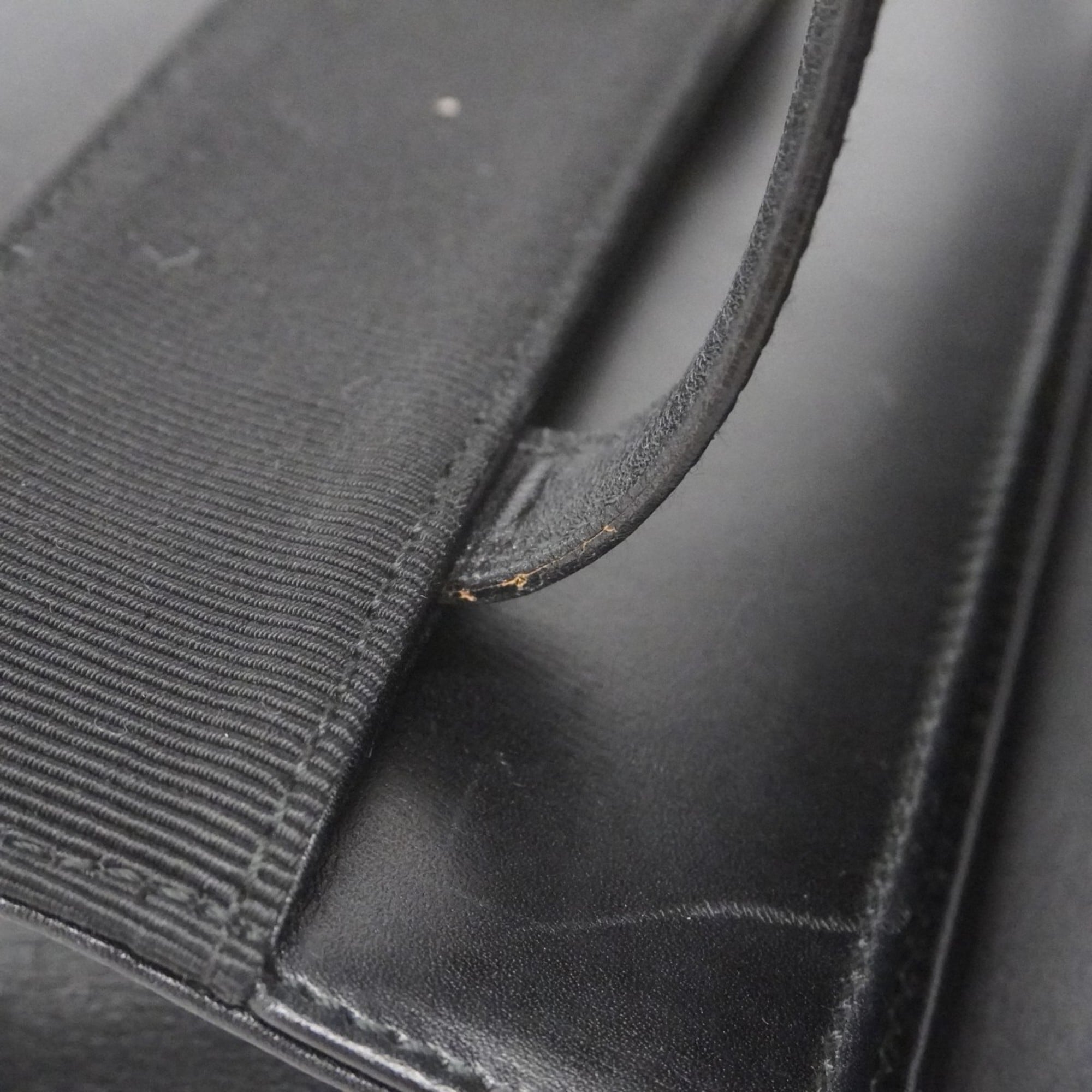 Salvatore Ferragamo Black Leather Shoulder Bag (Pre-Owned)