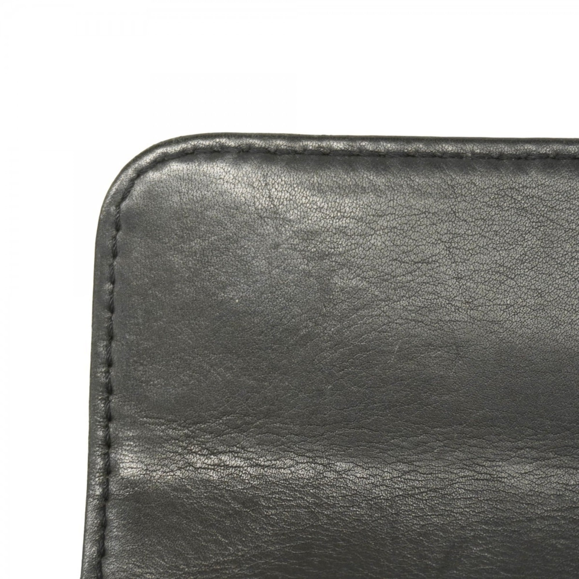Chanel Black Leather Shoulder Bag (Pre-Owned)