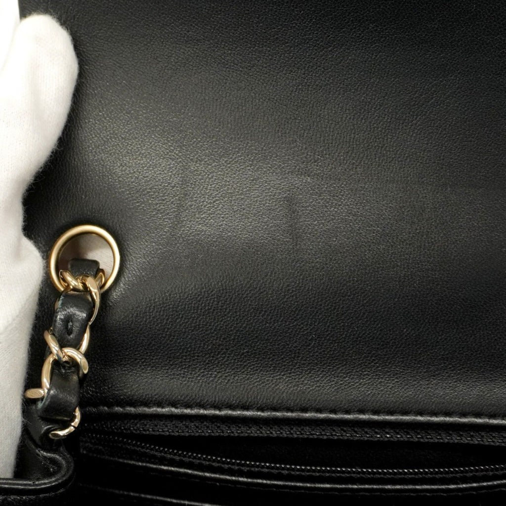 Chanel Black Leather Shoulder Bag (Pre-Owned)