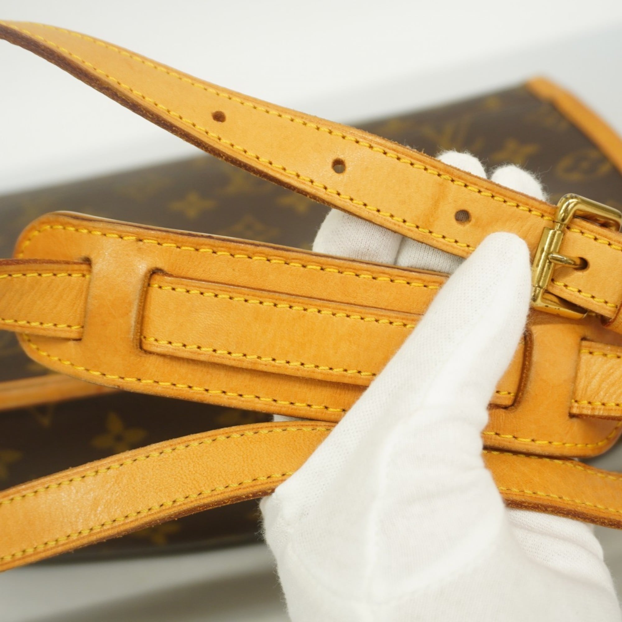Louis Vuitton Brown Shoulder Bag (Pre-Owned)