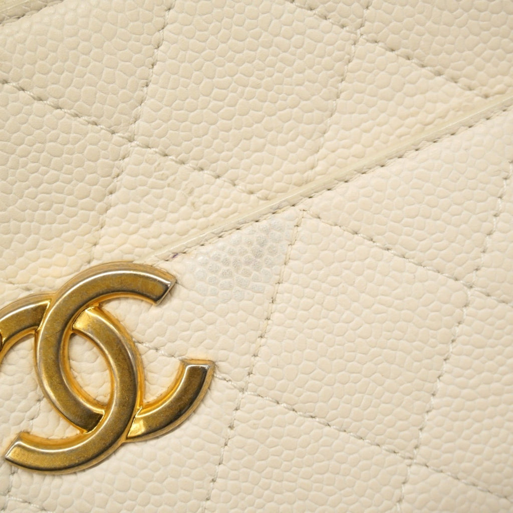 Chanel White Grained Calfskin Handbag (Pre-Owned)