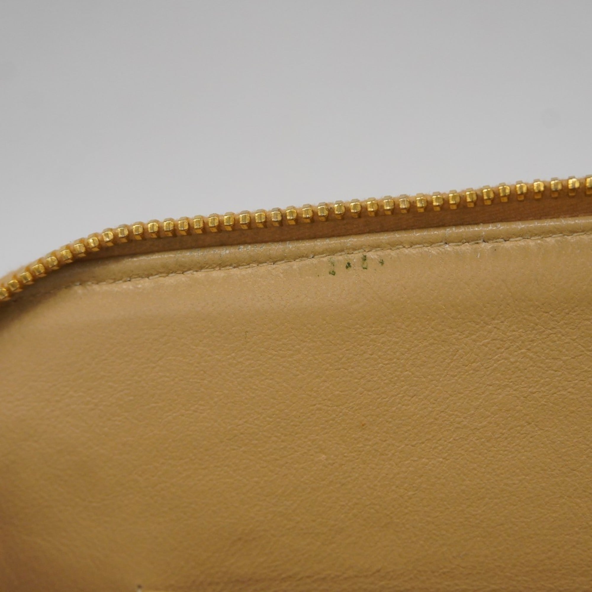 Chanel Beige Leather Shoulder Bag (Pre-Owned)
