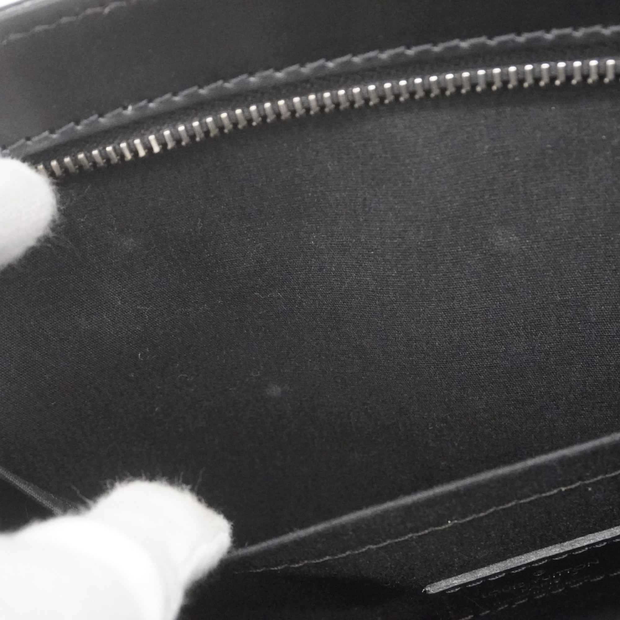 Louis Vuitton Noir Handbag (Pre-Owned)
