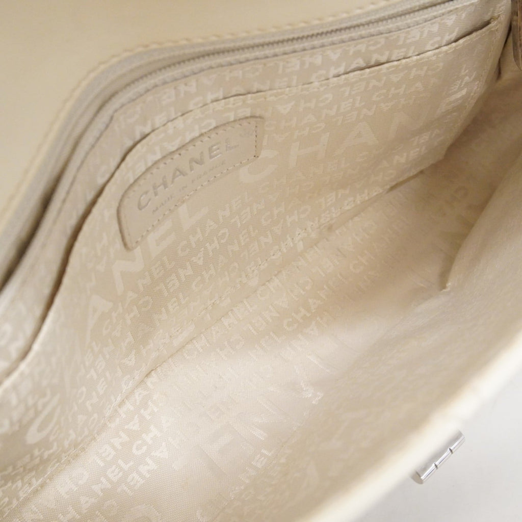 Chanel White Leather Shoulder Bag (Pre-Owned)