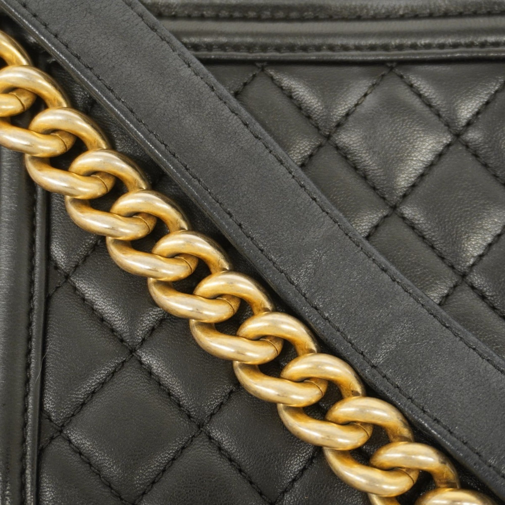 Chanel Black Leather Shoulder Bag (Pre-Owned)