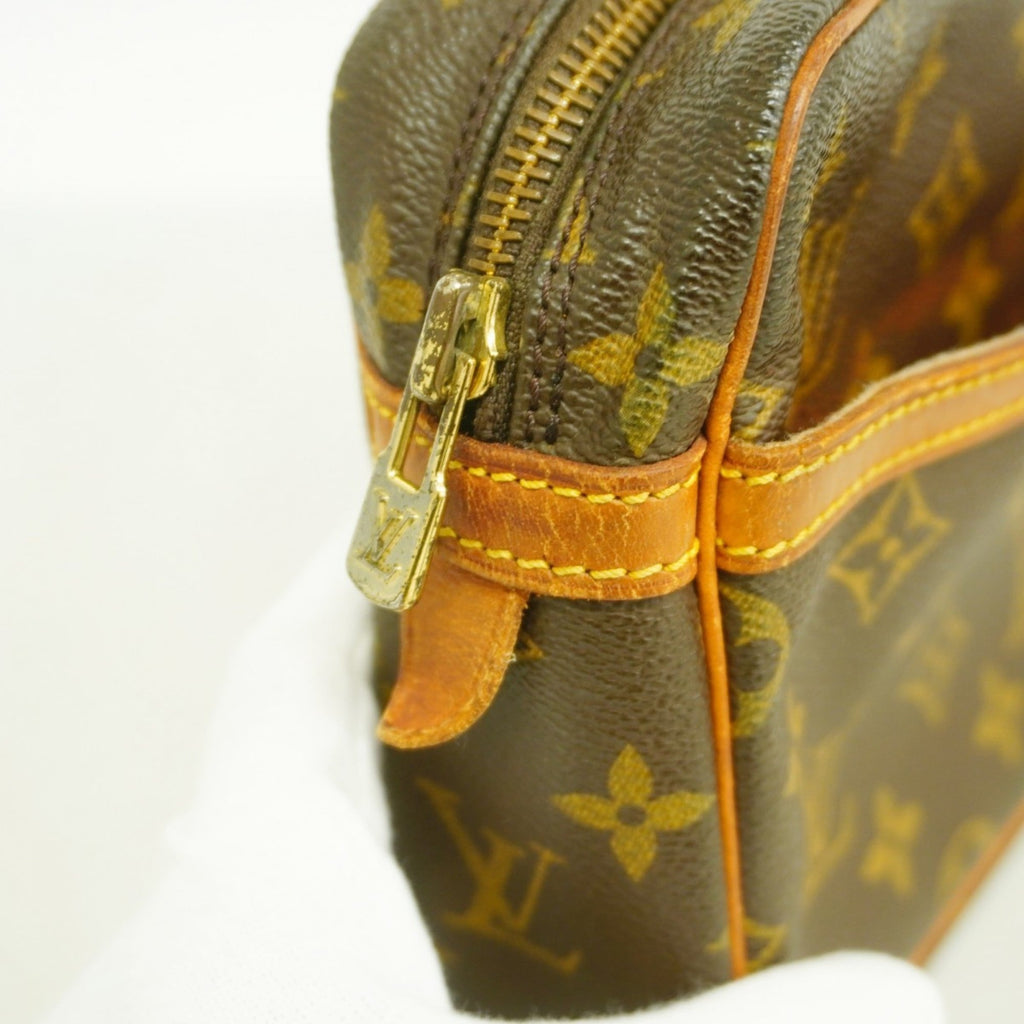 Louis Vuitton Brown Clutch Bag (Pre-Owned)