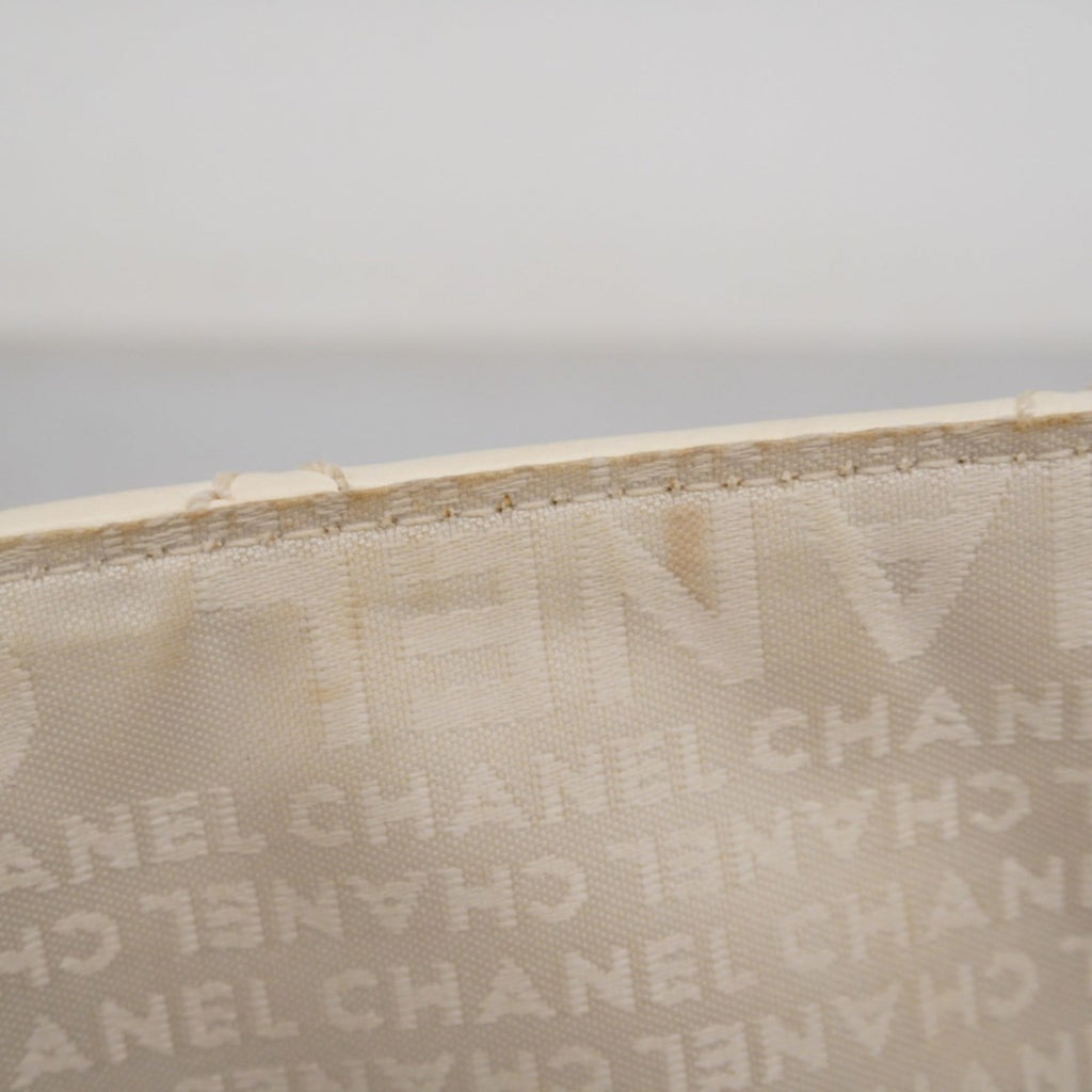 Chanel White Leather Shoulder Bag (Pre-Owned)