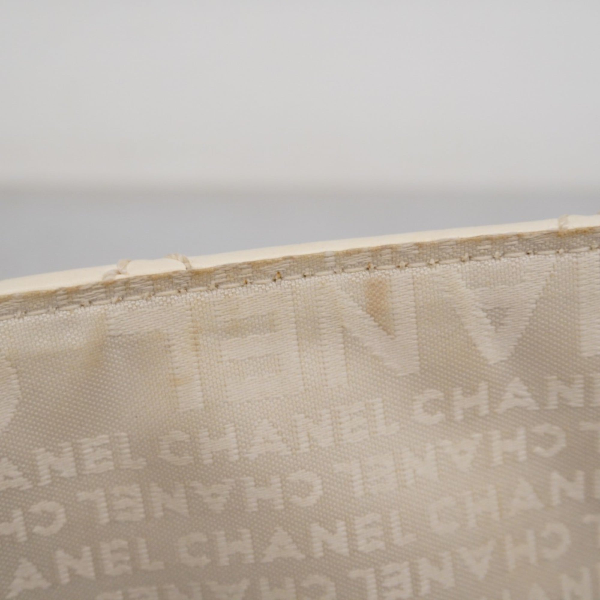 Chanel White Leather Shoulder Bag (Pre-Owned)