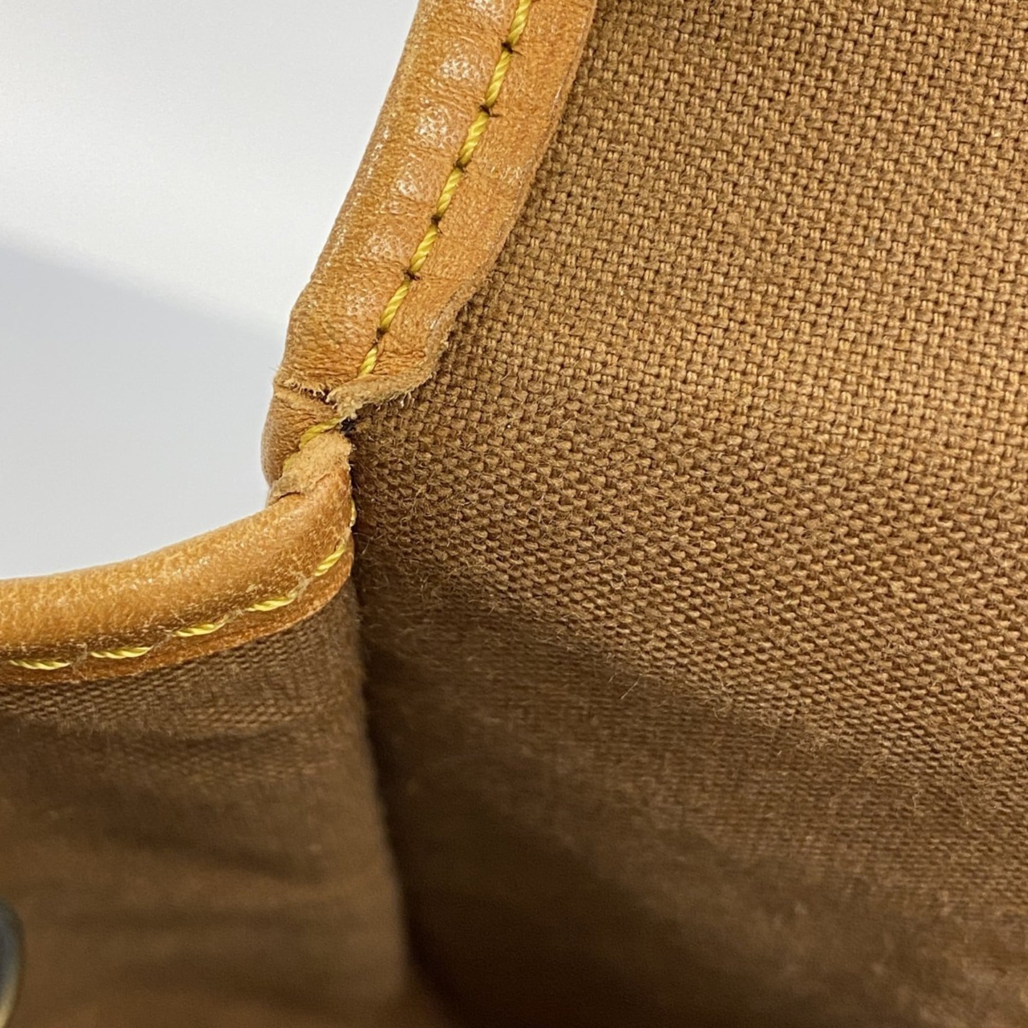Louis Vuitton Brown Shoulder Bag (Pre-Owned)