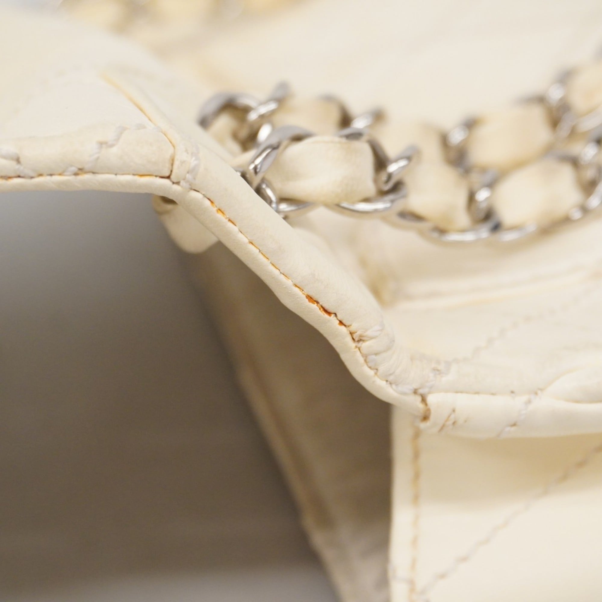 Chanel White Leather Shoulder Bag (Pre-Owned)