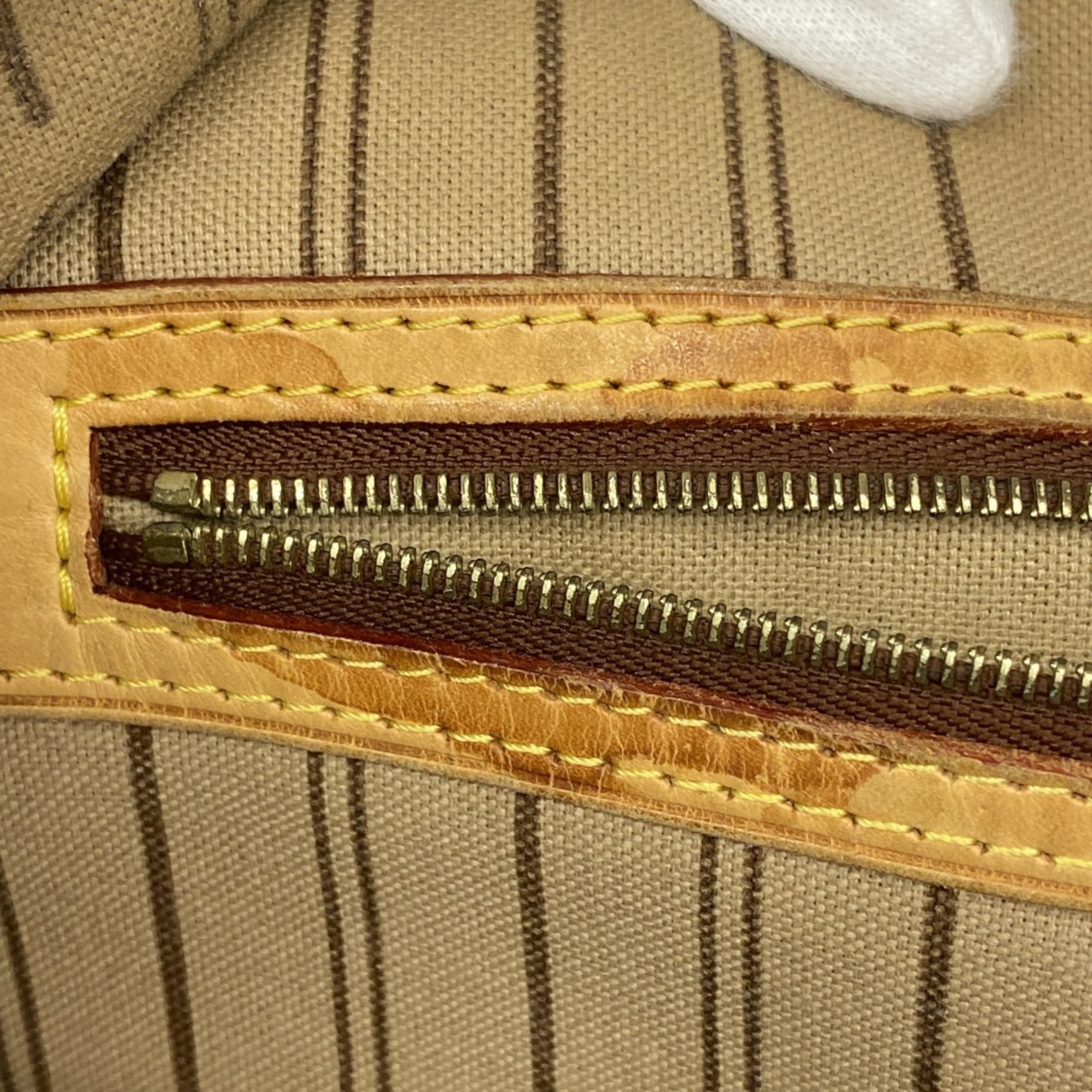 Louis Vuitton Brown Shoulder Bag (Pre-Owned)