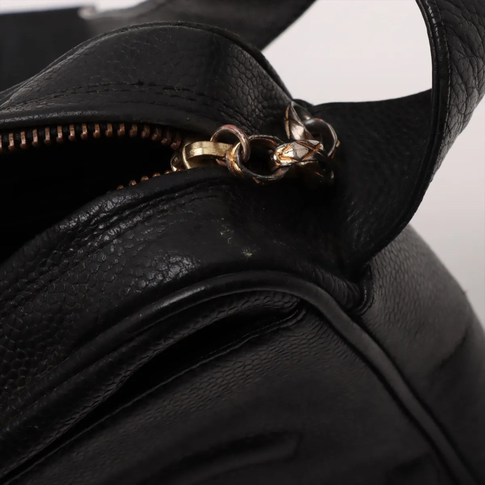 Chanel Black Leather Shoulder Bag (Pre-Owned)