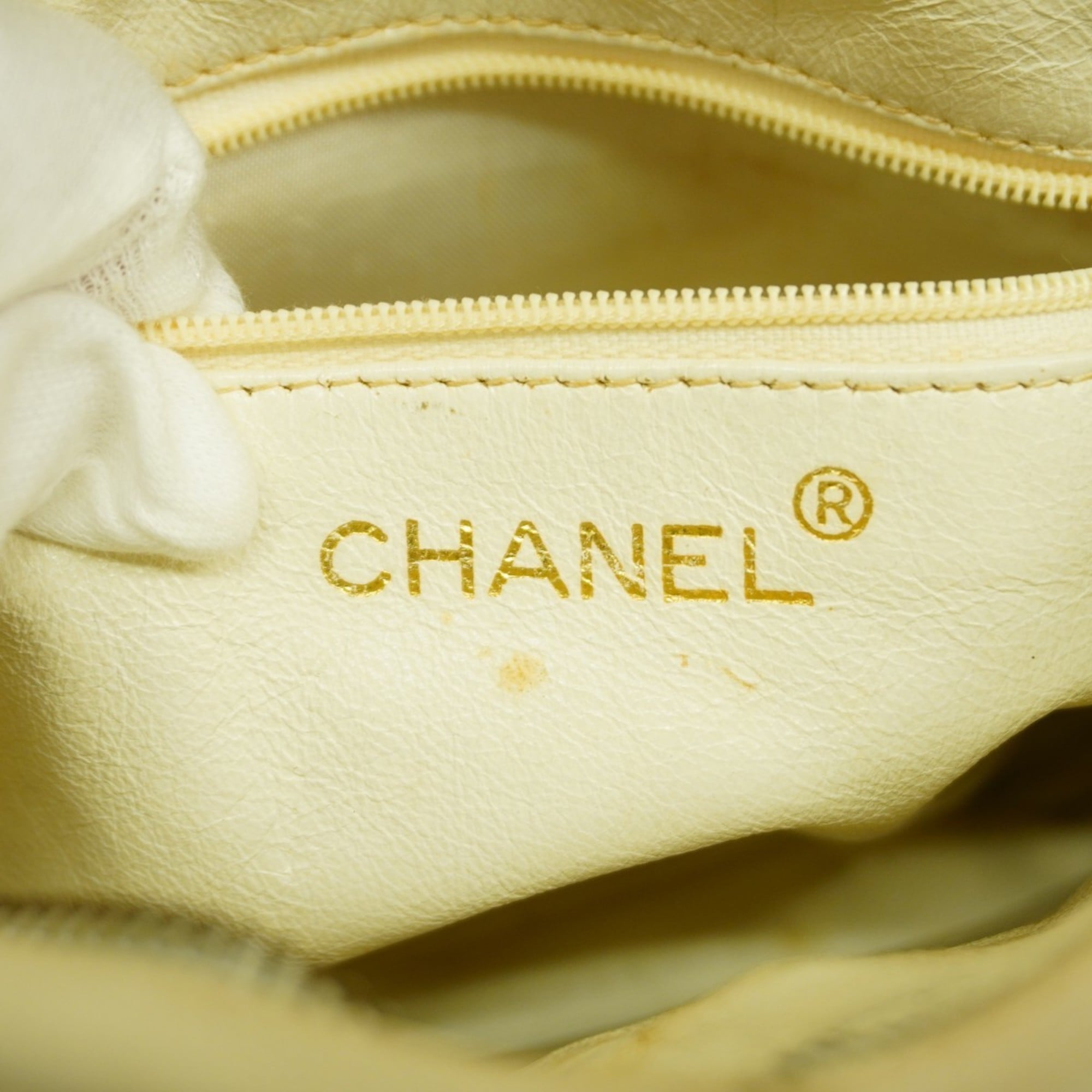 Chanel White Leather Shoulder Bag (Pre-Owned)