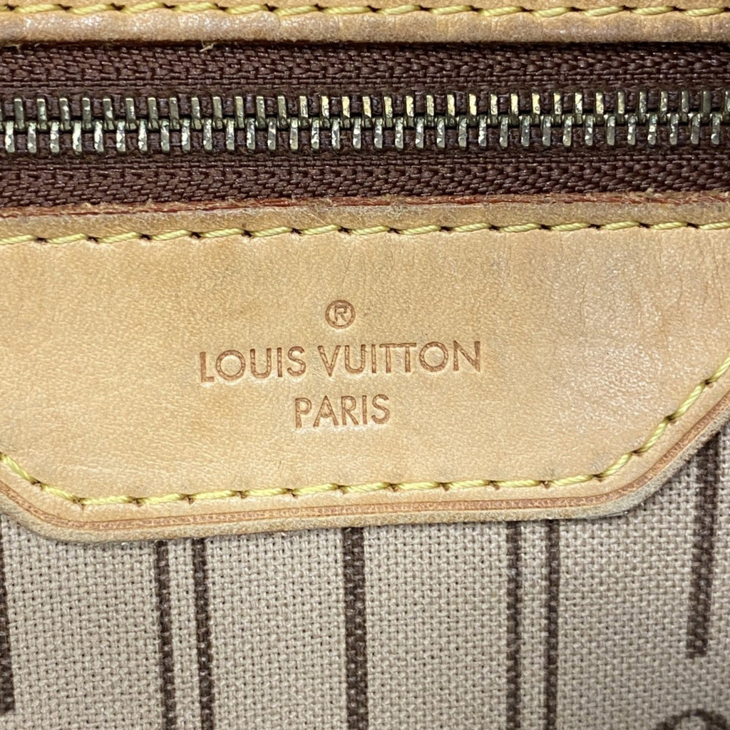 Louis Vuitton Brown Shoulder Bag (Pre-Owned)