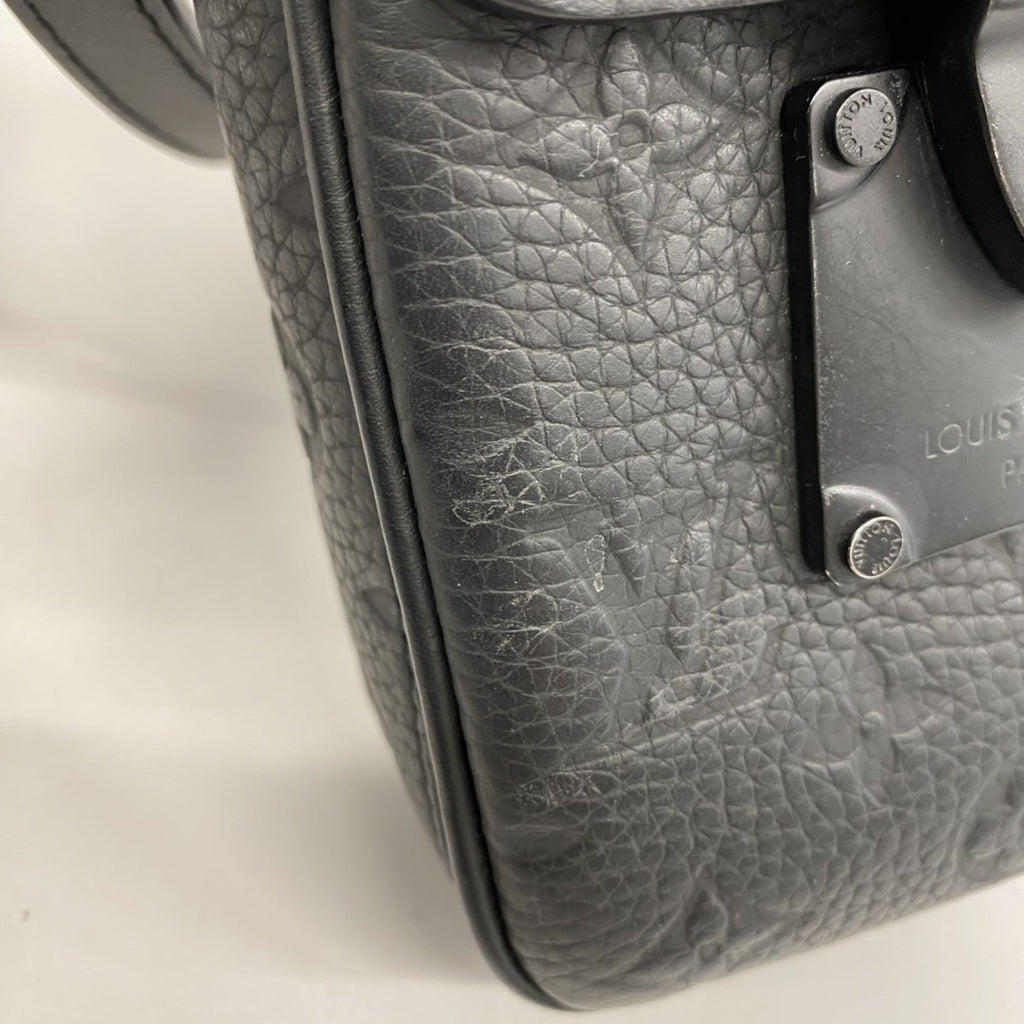 Louis Vuitton Noir Shoulder Bag (Pre-Owned)