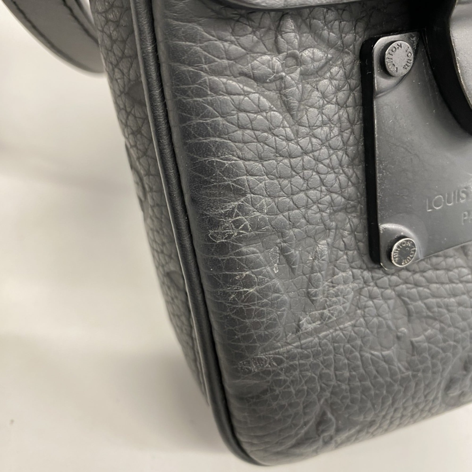 Louis Vuitton Noir Shoulder Bag (Pre-Owned)