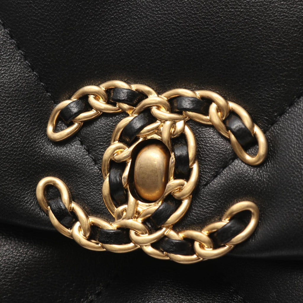 Chanel Black Leather Shoulder Bag (Pre-Owned)
