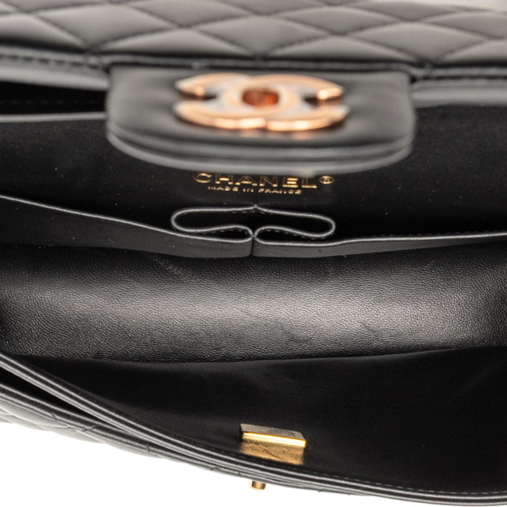Chanel Black Leather Shoulder Bag (Pre-Owned)