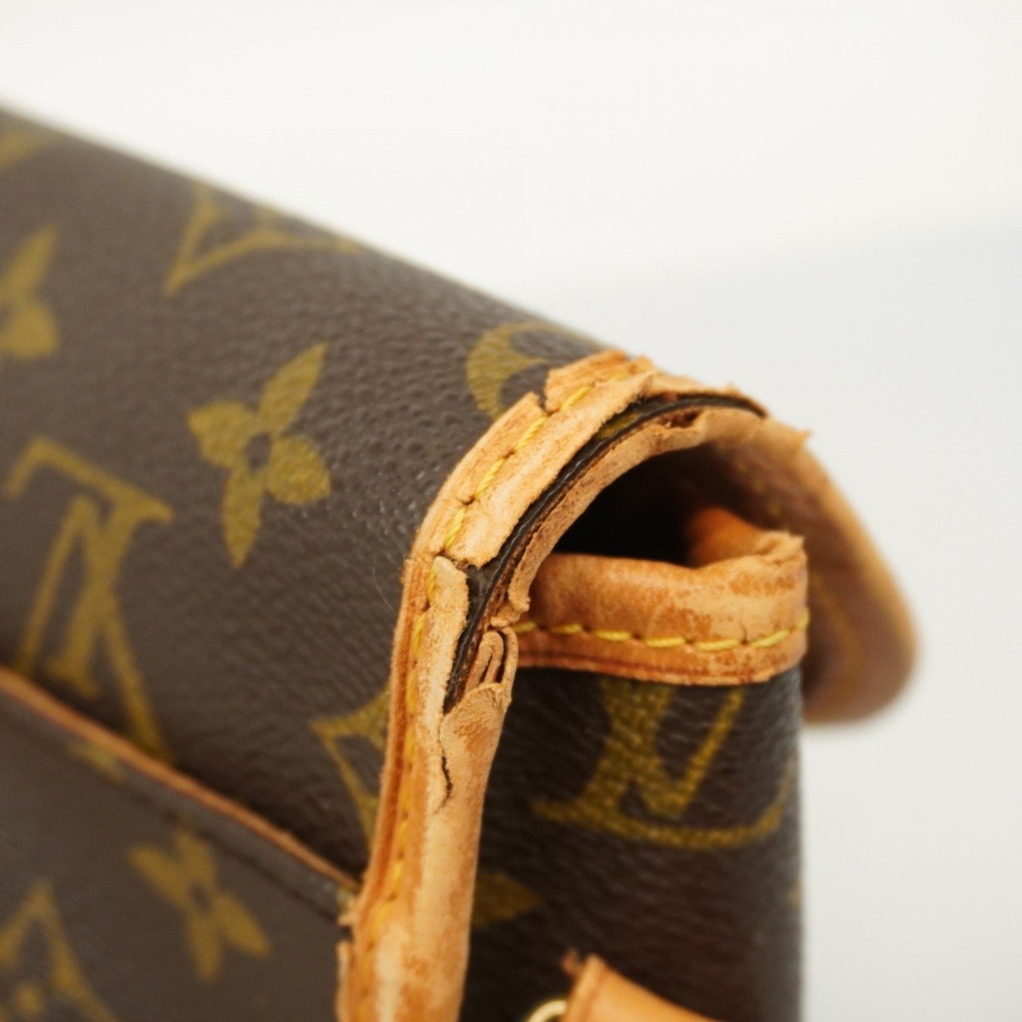 Louis Vuitton Brown Shoulder Bag (Pre-Owned)