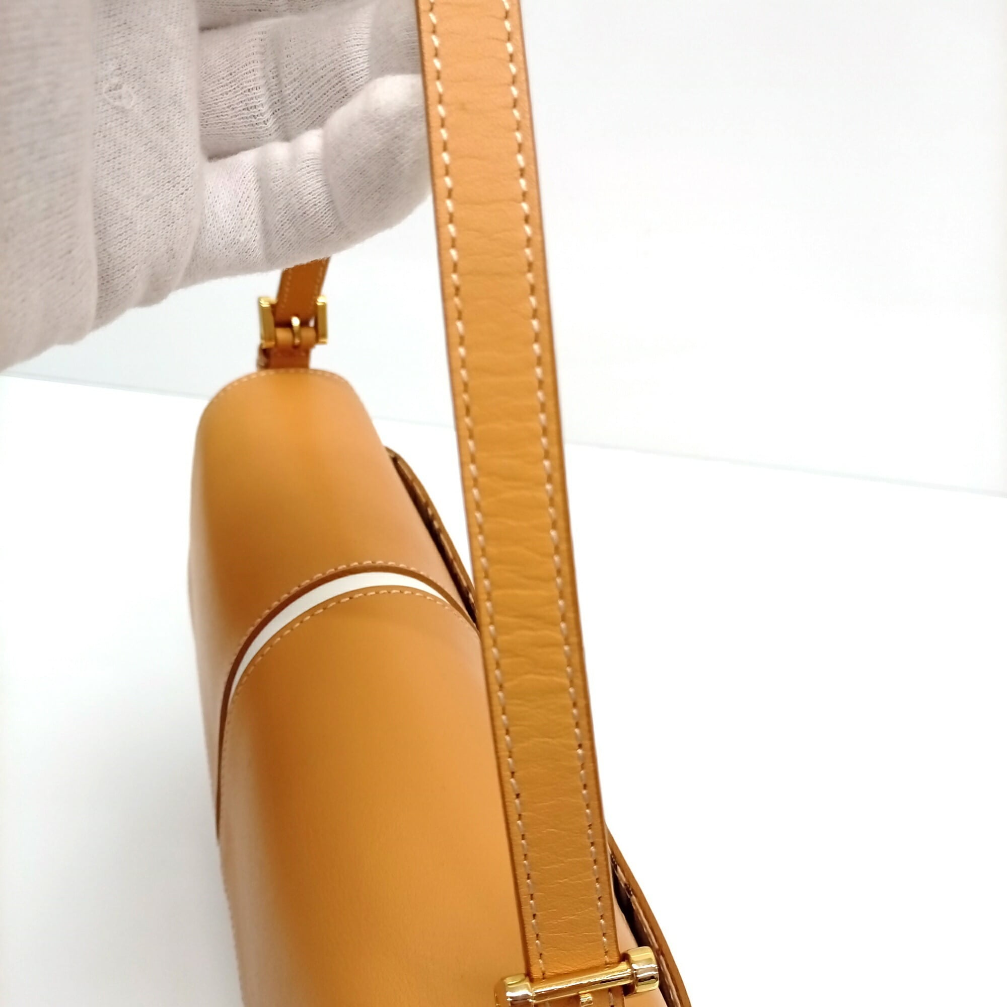 Burberry Beige Leather Shoulder Bag (Pre-Owned)