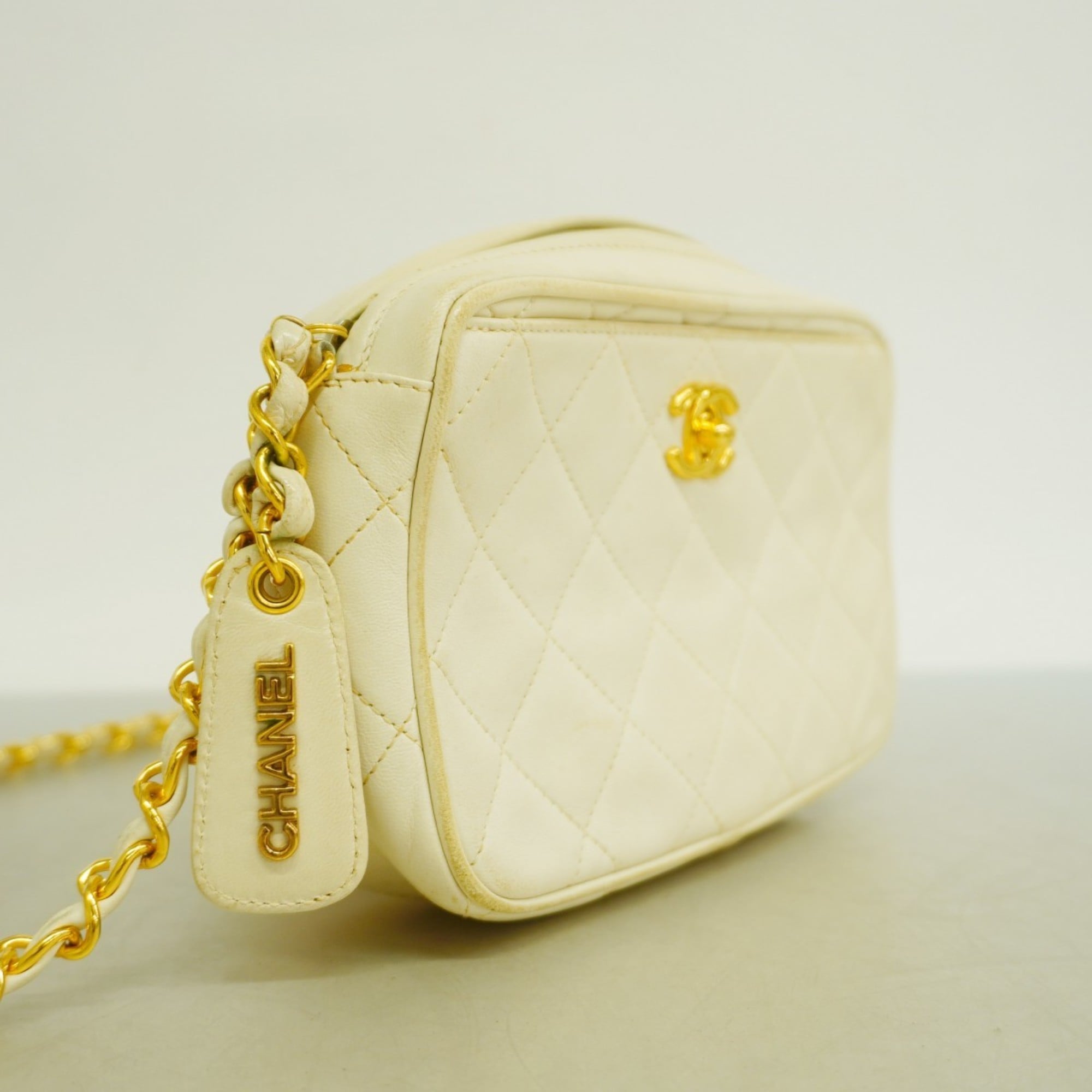 Chanel White Leather Shoulder Bag (Pre-Owned)