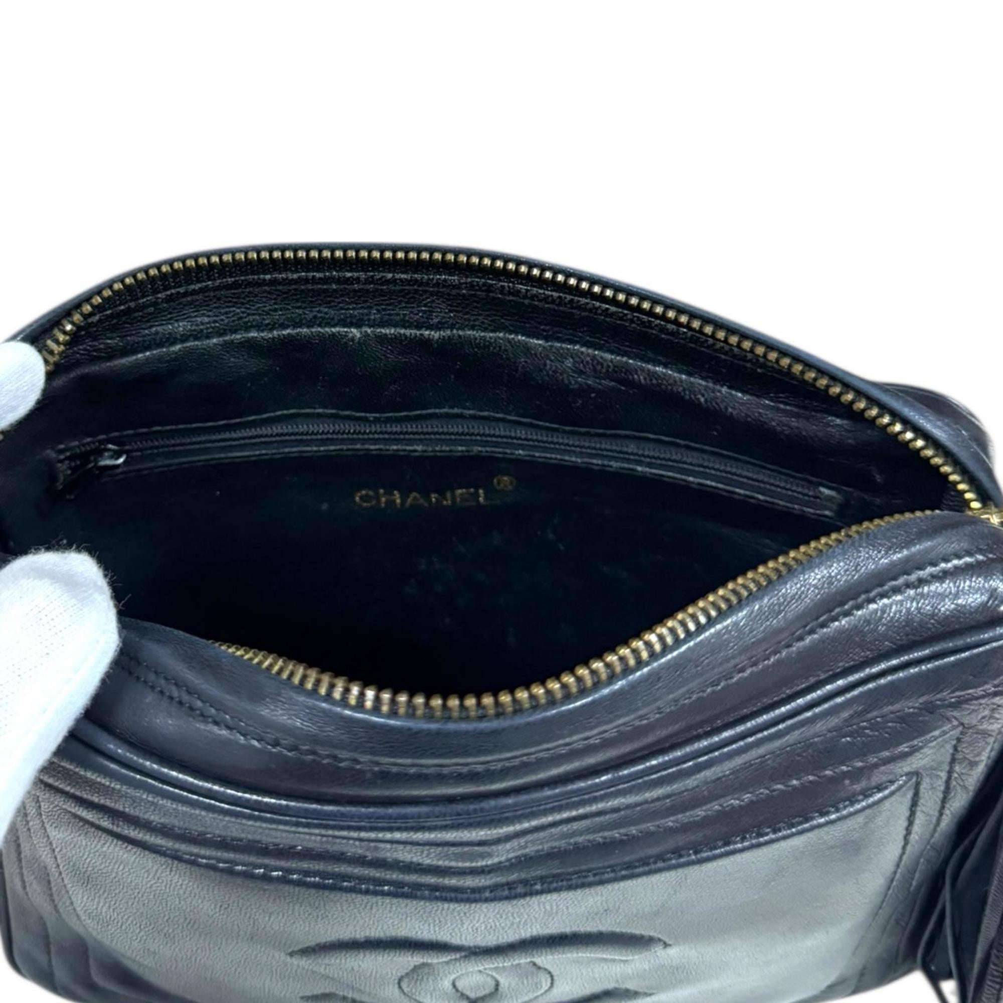 Chanel Black Leather Shoulder Bag (Pre-Owned)