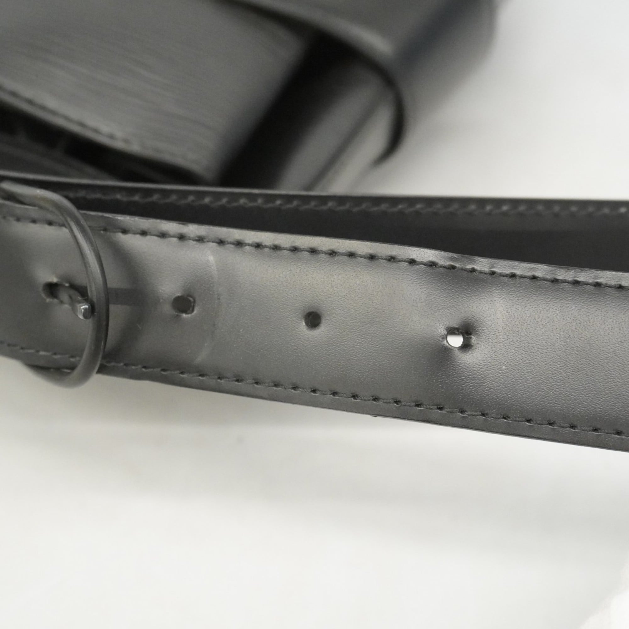 Louis Vuitton Noir Shoulder Bag (Pre-Owned)