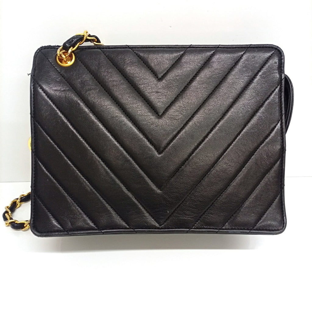 Chanel Black Leather Shoulder Bag (Pre-Owned)