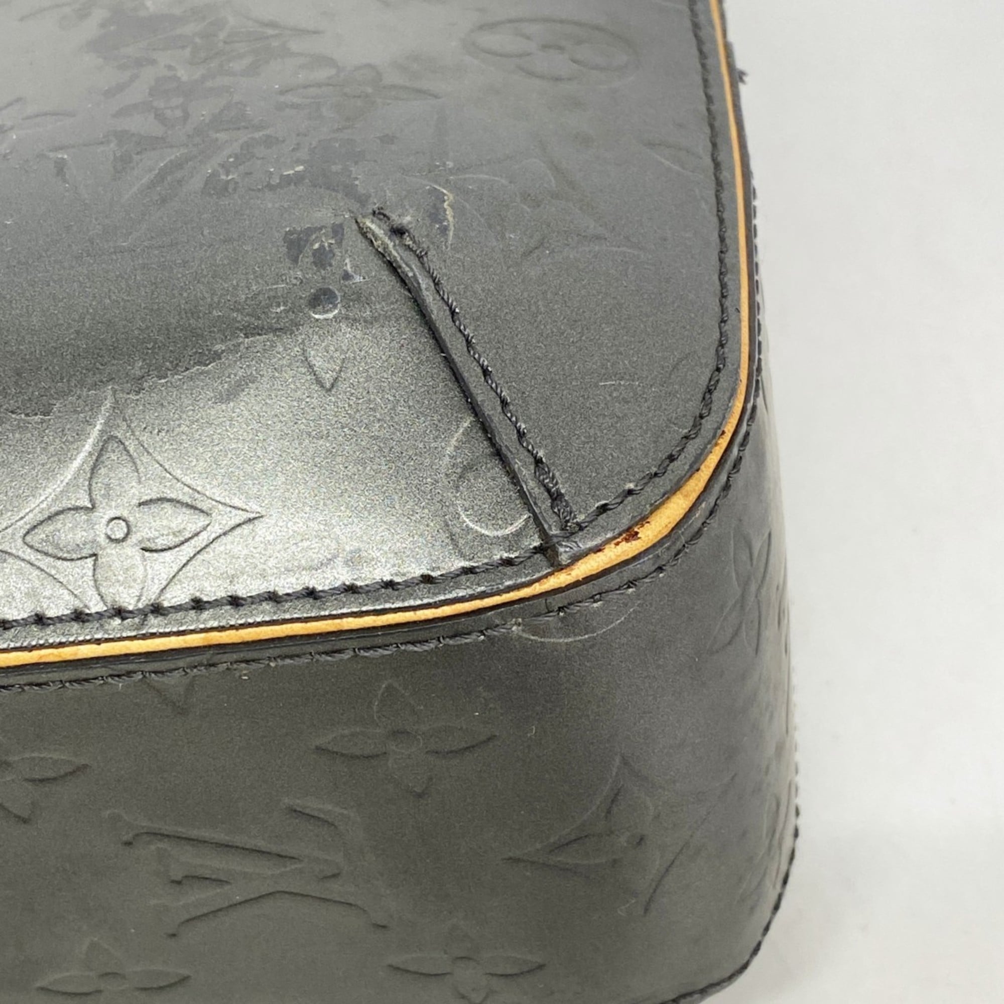 Louis Vuitton Noir Handbag (Pre-Owned)