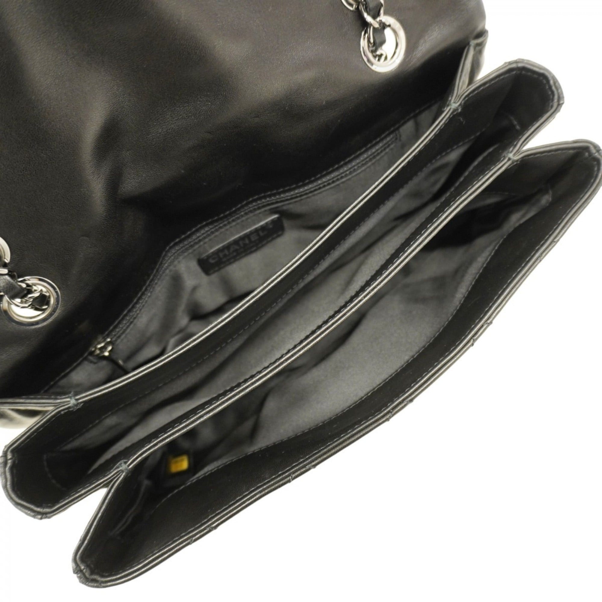 Chanel Black Leather Shoulder Bag (Pre-Owned)
