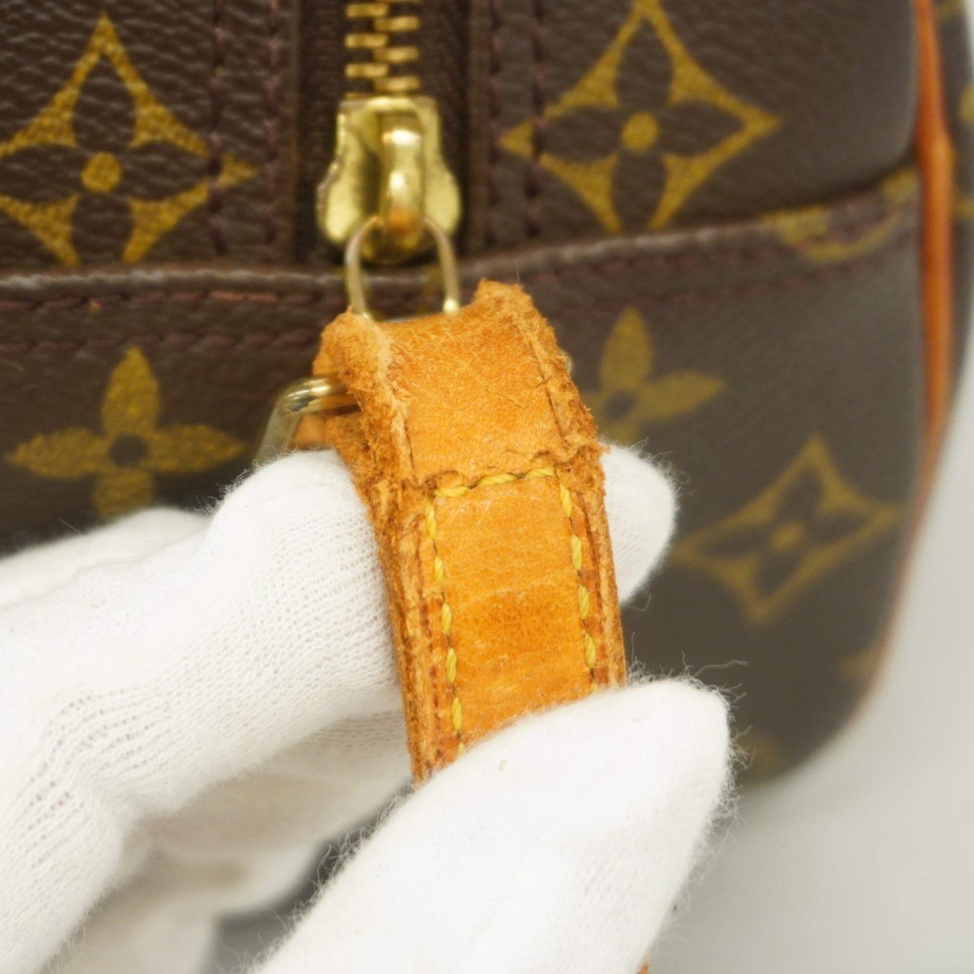 Louis Vuitton Brown Shoulder Bag (Pre-Owned)