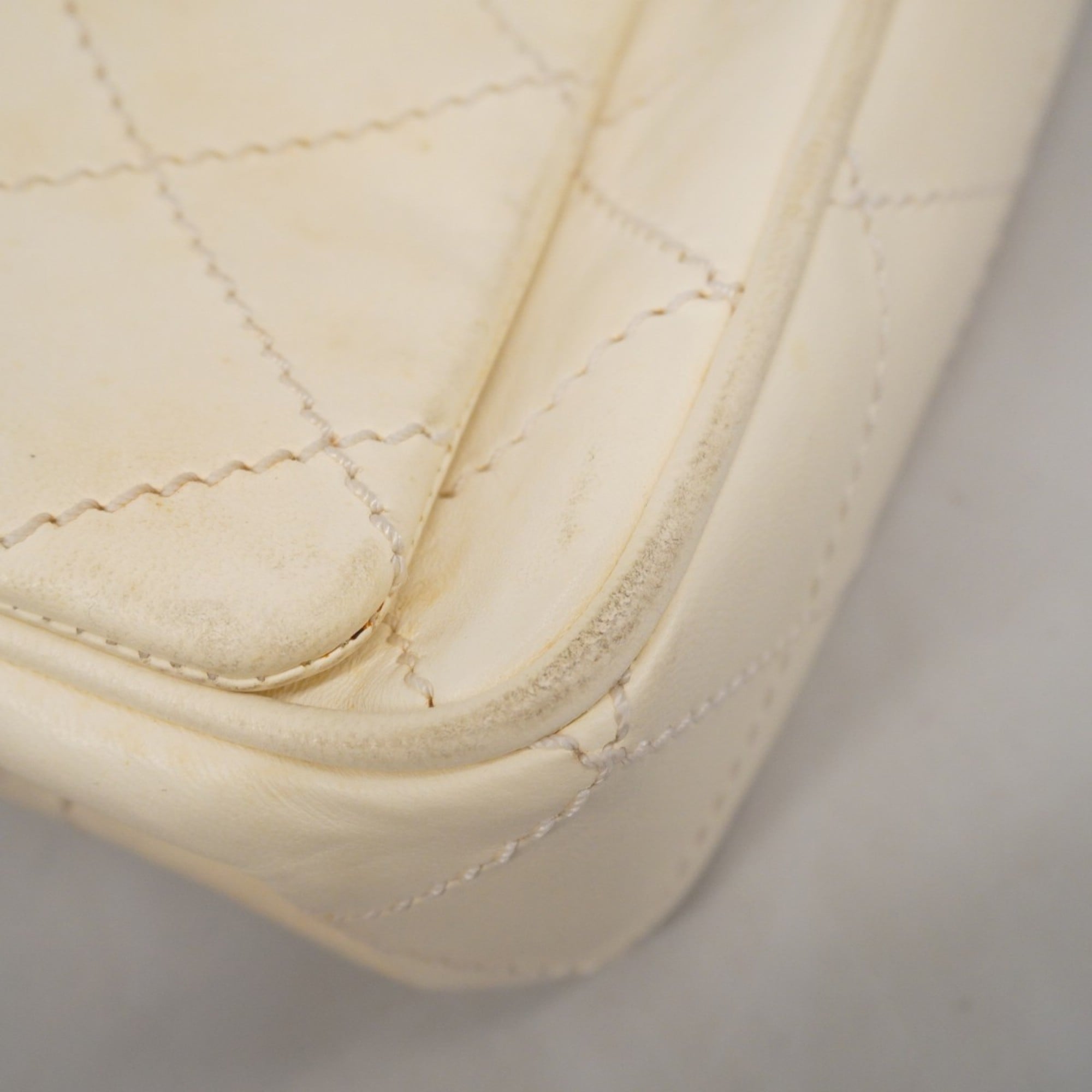 Chanel White Leather Shoulder Bag (Pre-Owned)