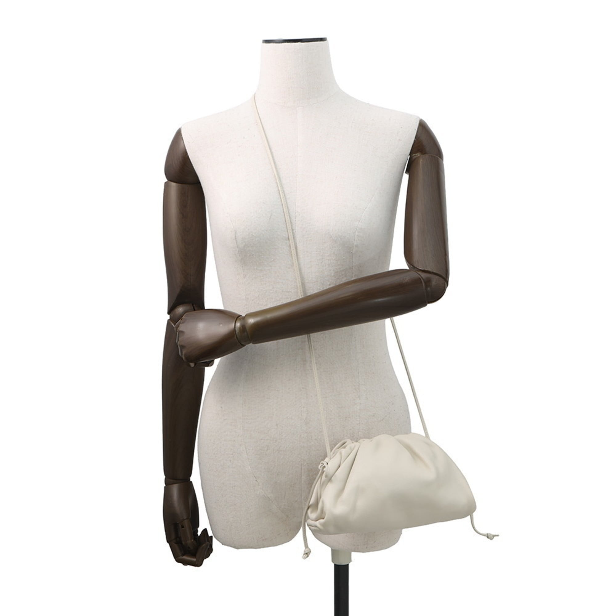 Bottega Veneta Ivory Leather Pouch Shoulder Bag (Pre-Owned)