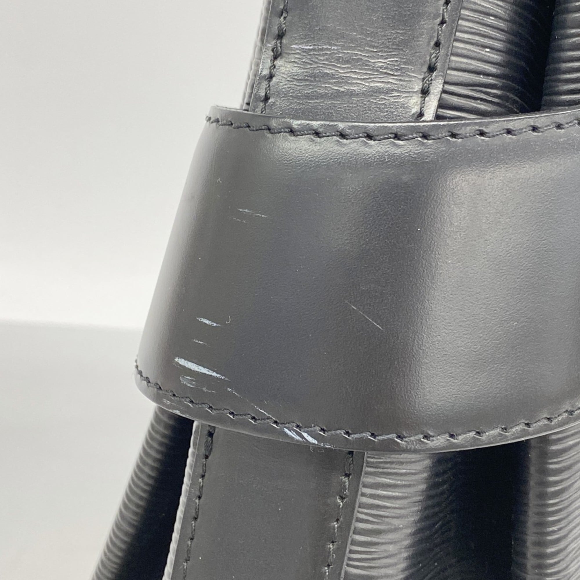 Louis Vuitton Noir Shoulder Bag (Pre-Owned)