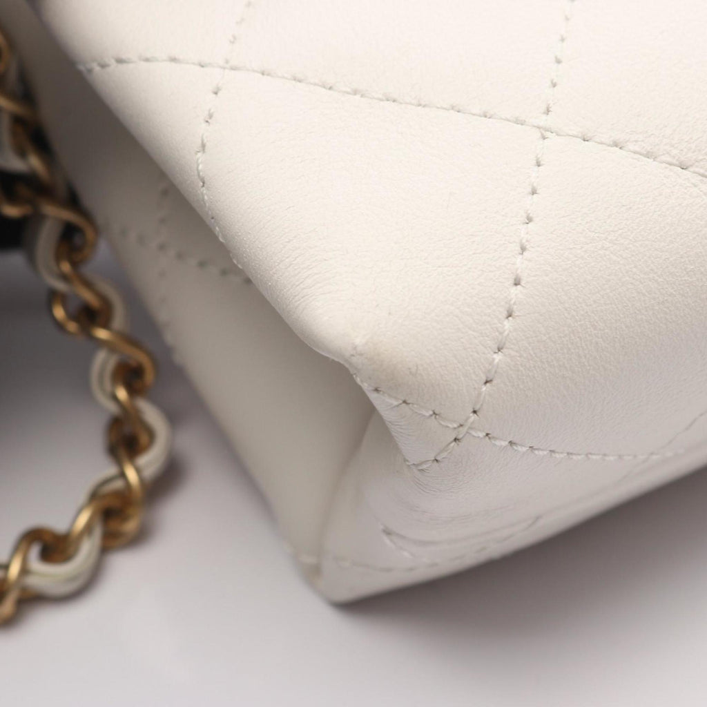 Chanel White Leather Shoulder Bag (Pre-Owned)