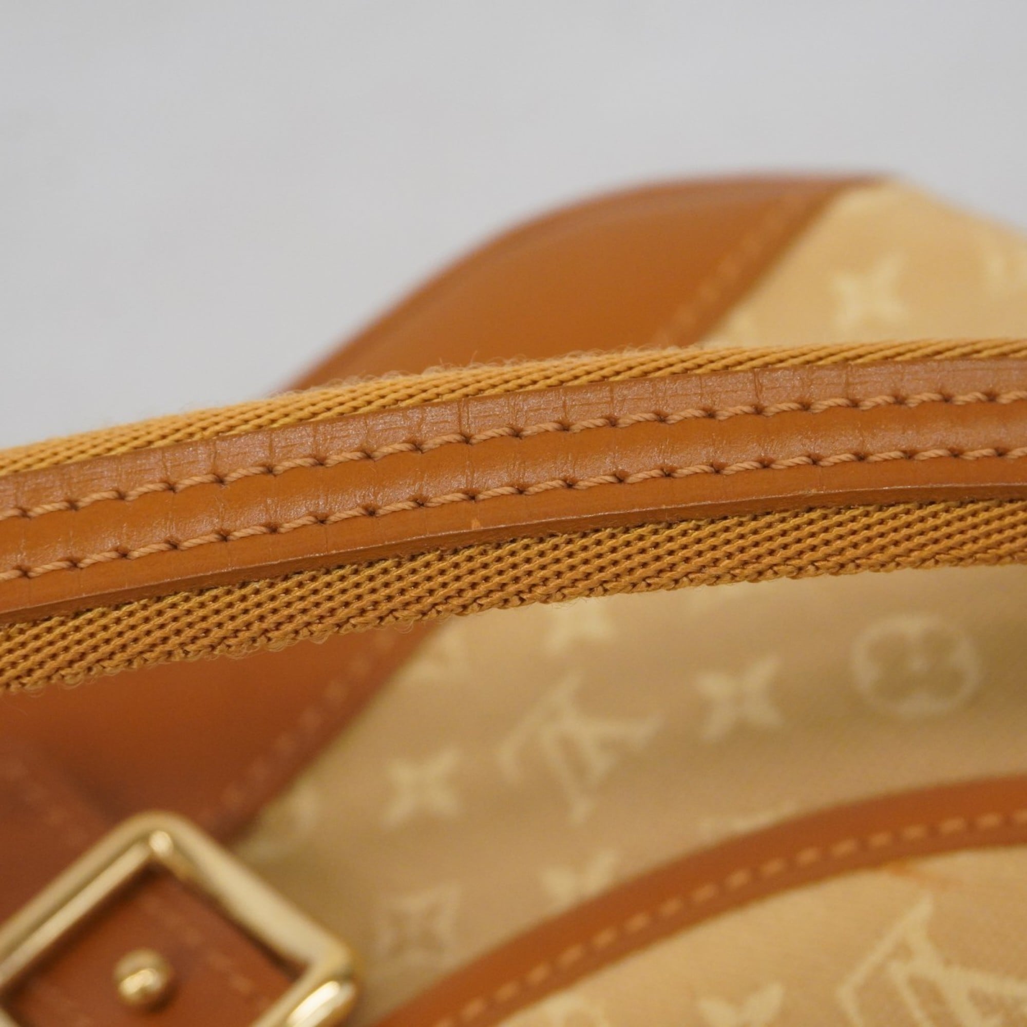 Louis Vuitton Beige Shoulder Bag (Pre-Owned)