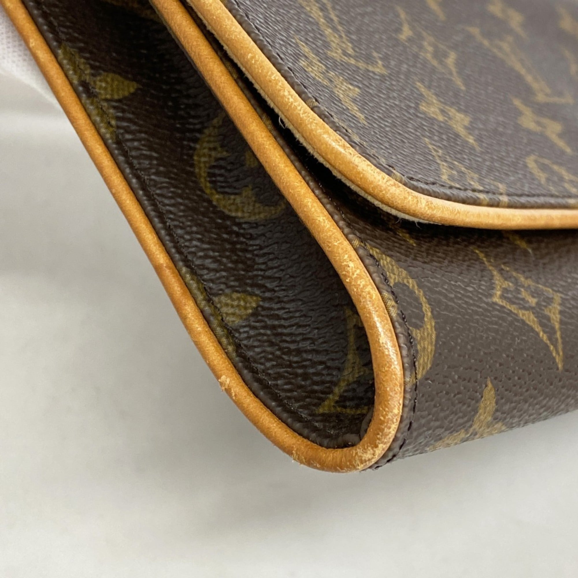 Louis Vuitton Brown Shoulder Bag (Pre-Owned)
