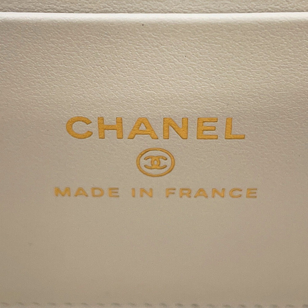 Chanel Matelasse White Grained Calfskin Shoulder Bag (Pre-Owned)