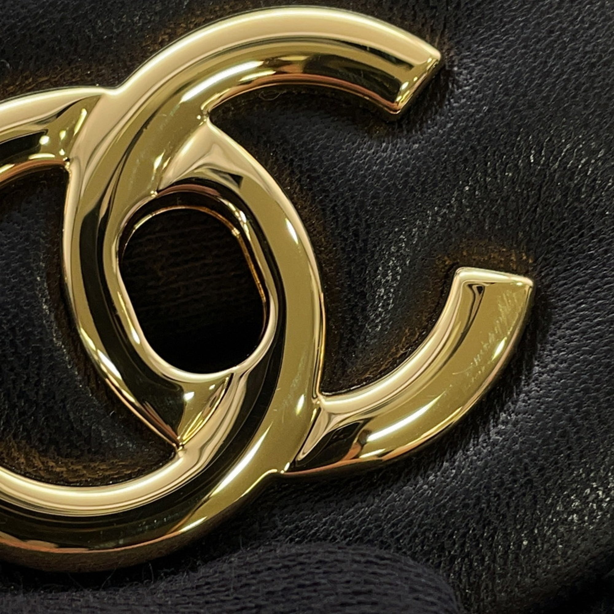 Chanel Matelasse Black Leather Shoulder Bag (Pre-Owned)