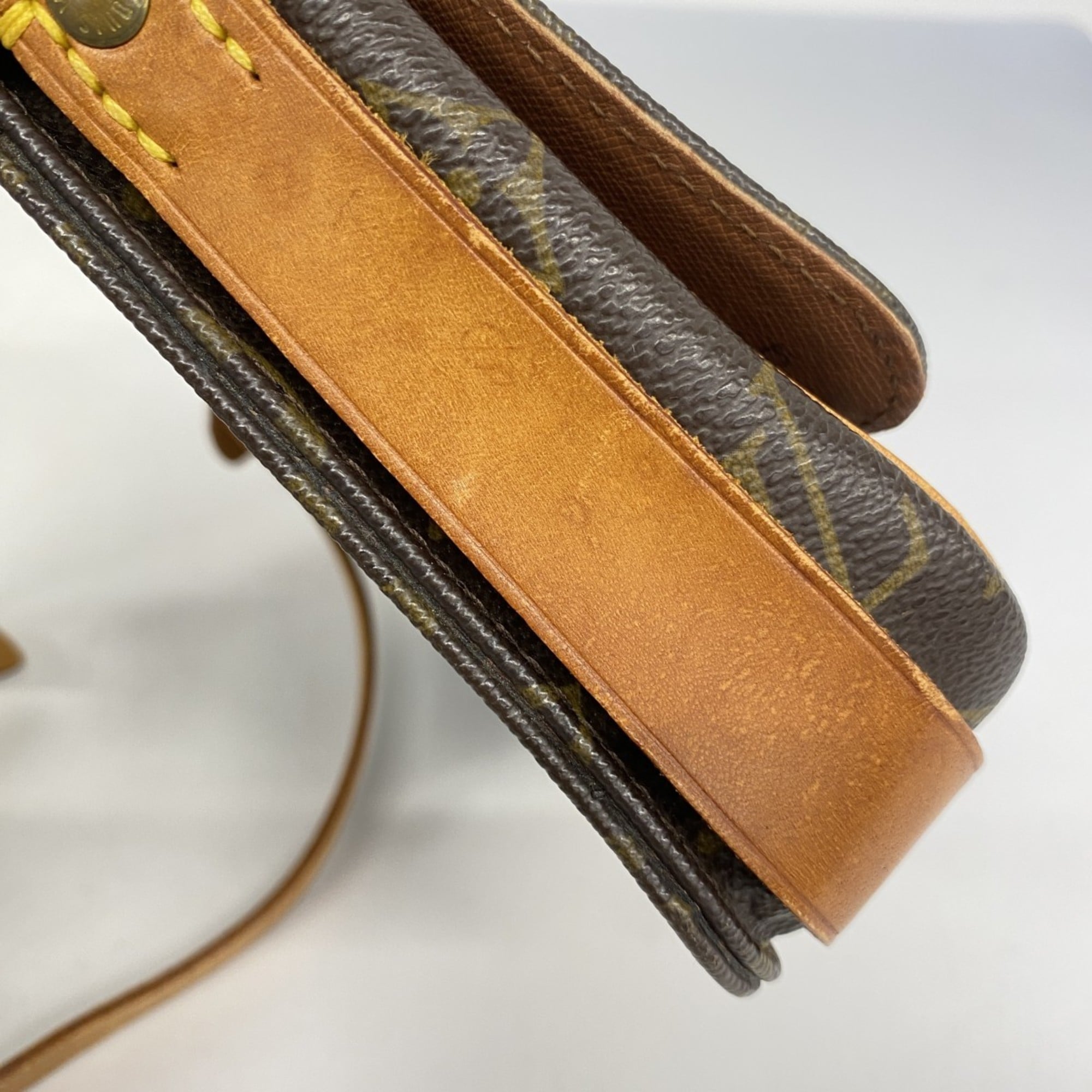 Louis Vuitton Brown Shoulder Bag (Pre-Owned)